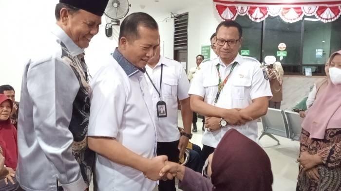 KUNJUNGAN KERJA - Gubernur NTB Lalu Muhammad Iqbal didampingi Bupati Sumbawa, Syarafuddin Jarot, bersama Kepala Dinas Kesehatan Provinsi dan Direktur RSUD H.L. Manambai Abdulkadir saat menyapa pasien, Rabu (28/10/2025).