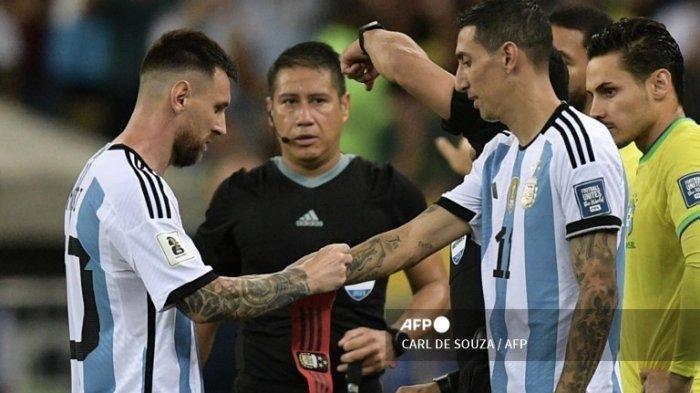 Penyerang Argentina Lionel Messi (kiri) memberikan ban kapten kepada Angel Di Maria.