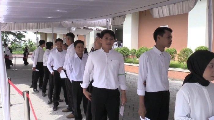 NASIP PEGAWAI HONORER: Sejumlah tenaga honorer saat sedang mengikuti seleksi CPNS tahun 2024 di Asrama Haji Embarkasi Lombok, Kamis (10/10/2024) lalu. Pemerintah Provinsi NTB masih menyiapkan formulasi untuk pengangkatan PPPK paruh waktu.