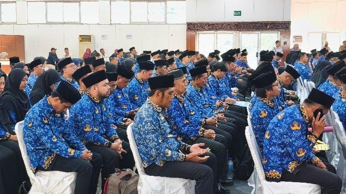 PENATAAN HONORER - Ratusan CPNS dan PPPK lingkup Pemerintah Provinsi NTB saat mengikuti penyerahan SK pengangkatan oleh Gubernur NTB Lalu Muhamad Iqbal di Gedung Graha Bhakti Praja, Senin (26/5/2025). Pemprov NTB masih memiliki PR untuk menata 9.386 tenaga honorer.