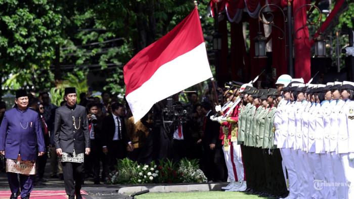 UPACARA BENDERA - Presiden Prabowo Subianto dan Presiden ke-7 RI Joko Widodo memeriksa pasukan pada upacara pisah sambut di Istana Merdeka, Jakarta, Minggu (20/10/2024).