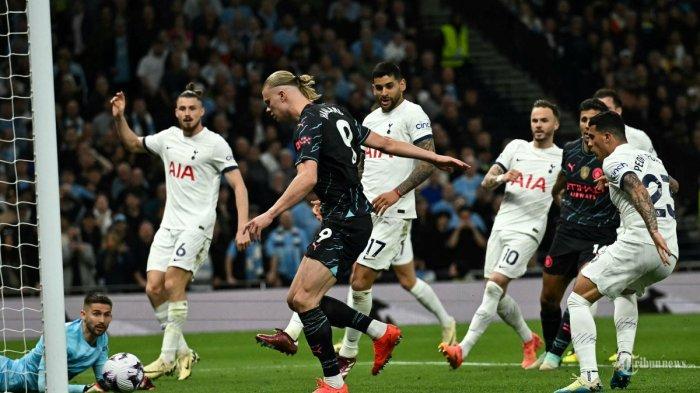CITY SULIT MENANG - Striker Manchester City Norwegia #09 Erling Haaland (tengah) menembak dan mencetak gol pertama timnya selama pertandingan sepak bola Liga Premier Inggris antara Tottenham Hotspur dan Manchester City di Stadion Tottenham Hotspur di London, pada 14 Mei 2024.