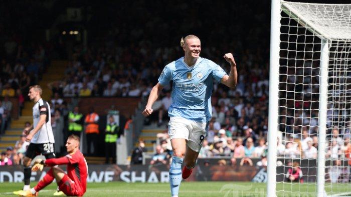 CITY BERPOTENSI IMBANG - (Arsip 2024) Striker Manchester City asal Norwegia Erling Haaland merayakan gelandang Inggris Manchester City Phil Foden yang mencetak gol kedua tim selama pertandingan sepak bola Liga Premier Inggris antara Fulham dan Manchester City di Craven Cottage di London pada 11 Mei 2024. (Photo by Adrian DENNIS / AFP)