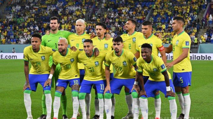 Para pemain Brasil berpose jelang laga sepak bola babak 16 besar Piala Dunia 2022 Qatar antara Brasil melawan Korea Selatan di Stadion 974, di Doha, Qatar, Senin (5/12/2022) waktu setempat.