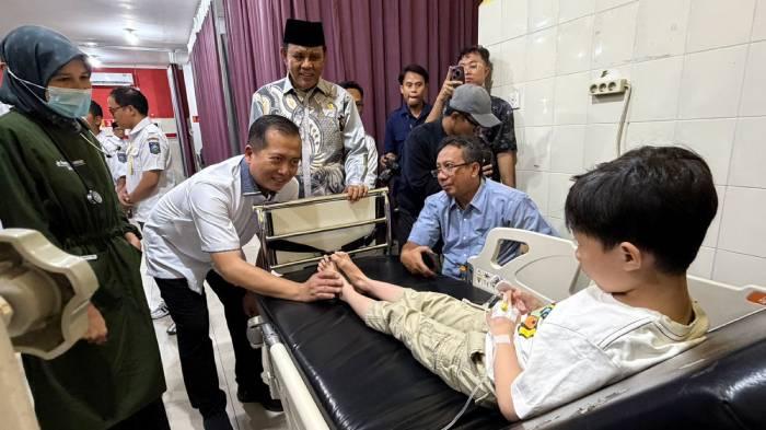 PELAYANAN KESEHATAN - Gubernur NTB Lalu Muhamad Iqbal saat menyapa pasien yang sedang dirawat di RSUD Manambai Abdulkadir di Sumbawa, Rabu (29/10/2025).