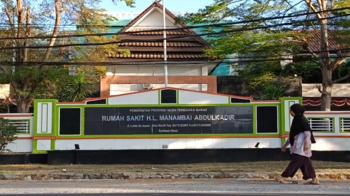 RUMAH SAKIT - Seorang warga melintas di depan gedung RS HL Manambai Abdulkadir yang berada di Jalan Lintas Sumbawa Tano, Kabupaten Sumbawa, NTB, Minggu (19/10/2025).