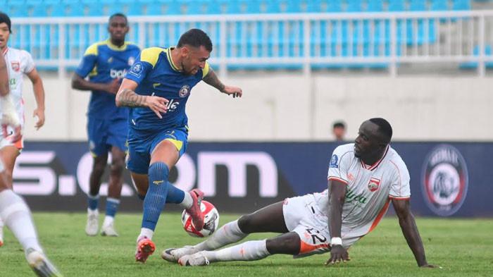 DIJEGAL - Pesepakbola Arema FC, Paulinho Moccelin (kiri) dijegal pesepakbola Borneo FC, Christophe Nduwarugira (kanan) dalam laga lanjutan Super League 2025-2026 di Stadion Kanjuruhan, Kabupaten Malang, Minggu (26/10/2025). Arema FC kalah dengan Borneo FC dengan skor 1-3.