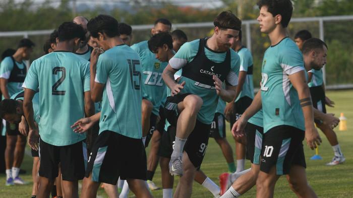 KEMBALI BERLATIH - Usai jeda beberapa pekan, pemain Persebaya kembali mendapatkan porsi latihan di Lapangan C Stadion Gelora Bung Tomo (GBT) Surabaya, Senin (13/10/2025). Tim Persebaya akan kembali menjalani pertandingan pekan ke-9 melawan Persija yang dijadwalkan pada Sabtu, 18 Oktober 2025 di Stadion Gelora Bung Tomo (GBT) Surabaya.
