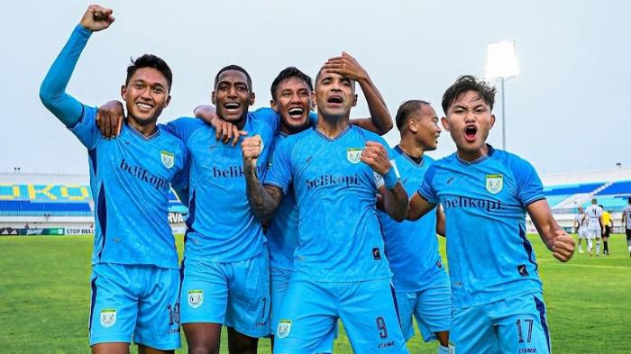 SENANG - Pemain Persela, melakukan selebrasi setelah menjebol gawang PSS Sleman di Stadion Surajaya Lamongan, Sabtu (25/10/2025). Laga berakhir 2-1 untuk Persela.