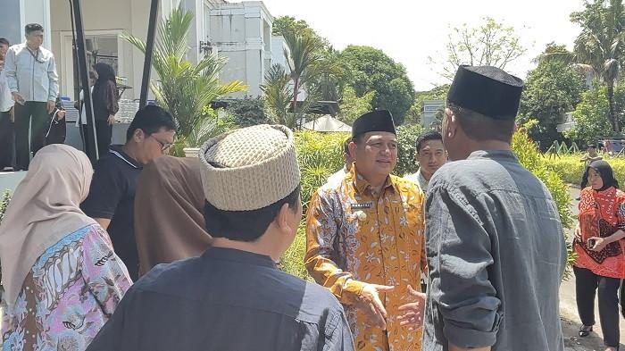 RUMAH DUKA -  Wali Kota Makassar, Munafri Arifuddin, saat melayat ke rumah duka ibunda Wakil Gubernur Sulsel, Fatmawati Rusdi, di Gowa, Kamis (25/9/2025). Munafri Arifuddin jadi kepala daerah pertama melayat didampingi staf Pemkot Makassar.