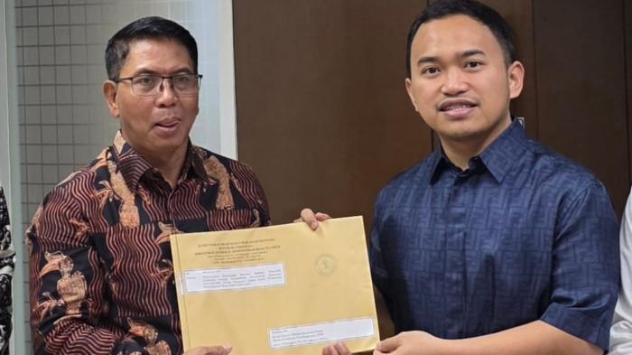 SEKJEN PPP – Momen Menteri Hukum Agtas menyerahkan SK kepengurusan ke Sekjen DPP PPP Imam Fauzan (kanan). Mardiono tunjuk putra Amir Uskara sebagai Sekjen PPP periode 2025–2030.