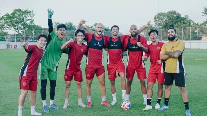 LATIHAN PSM - Skuad PSM Makassar saat latihan di Stadion Kalegowa, Kabupaten Gowa, Selasa (29/7/2025). PSM Makassar pindah latihan tiga hari di Stadion BJ Habibie, Parepare.