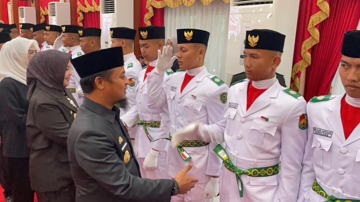 PENGUKUHAN PASKIBRAKA - Suasana pengukuhan paskibraka Sulsel dipimpin Gubernur Andi Sudirman Sulaiman di Rujab Gubernur Sulsel pada Jumat (15/8/2025). Sebanyak 73 Paskibraka Sulsel sudah siap menjalankan tugas mengibar 17 Agustus mendatang.