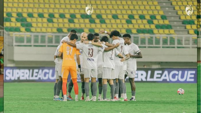 PSM MAKASSAR - Para pemain PSM Makassar berkumpul di tengah lapangan sebelum memulai laga kontra Persita Tangerang pada pekan 5 Super League 2025/2026, Kamis (11/9/2025).