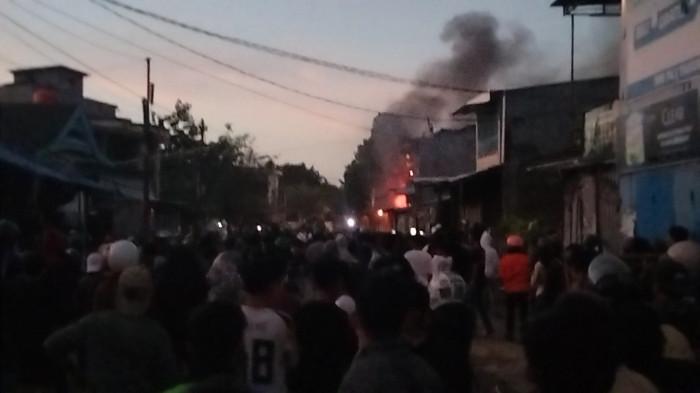 TAWURAN WARGA - Tawuran antar kelompok warga kembali pecah di Jl Kandea, Kecamatan Tallo, Kota Makassar, Sulawesi Selatan, Selasa (23/9/2025) sore. Satu rumah terbakar di Jl Kandea akibat tawuran antarwarga.