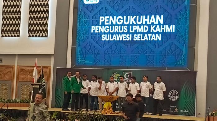 NIMATULLAH LANTIK LPMD-Ketua Presidium Majelis Wilayah Korps Alumni Himpunan Mahasiswa Islam (MW KAHMI) Sulawesi Selatan, Ni'matullah Erbe melantik pengurus Lembaga Penerbitan dan Media Digital (LPMD) di Ballroom Hotel Max One, Jl Taman Makam Pahlawan, Sabtu (27/9/2025). Asri Tadda menjadi direktur LPMD.