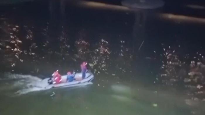 ORANG HILANG - Tim SAR mencari korban Nur Ichsan (21) dilaporkan hilang diduga terjatuh dan terseret arus di Jembatan Kembar Sungguminasa, Kabupaten Gowa, Sulawesi Selatan, (Sulsel), Sabtu (11/10/2025) dini hari. Peristiwa itu terjadi sekitar pukul 01.21 Wita ketika korban melintas di jembatan tersebut bersama rekannya, Asrul.