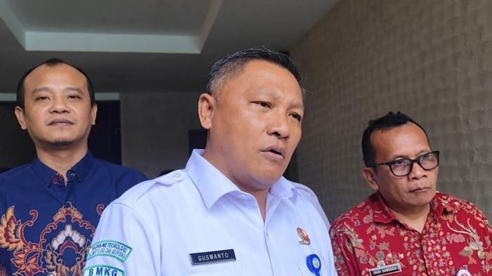 BERI PENJELASAN - Deputi Bidang Meteorologi BMKG, Guswanto (tengah) memberi penjelasan kepada wartawan. BMKG memprediksi hujan sejenis masih turun hingga tiga pekan ke depan di Kota Makassar.