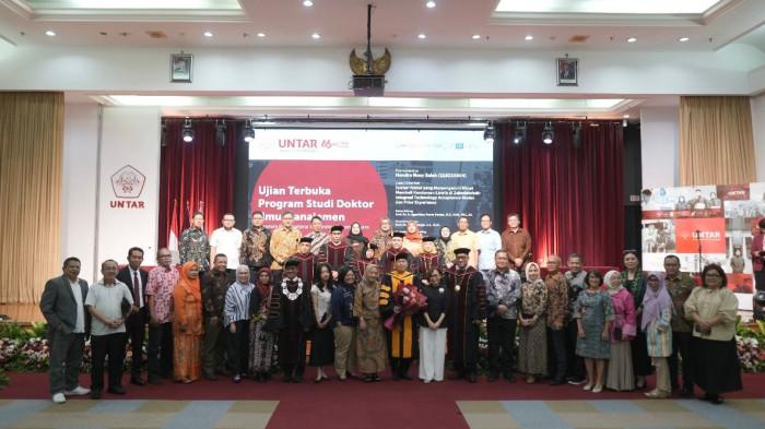 RAIH DOKTOR - Hendra Noor Saleh foto bersama kolega dan sahabat disela promosi doktor Ilmu Manajemen di Universitas Tarumanagara (Untar) Jakarta di Gedung M, Kampus I Untar, Jakarta, Senin (27/10/2025). Hendra Noor Saleh atau akrab disapa Kohen dinyatakan lulus dengan predikat cum laude IPK 4.00 setelah berhasil mempertahankan disertasinya dalam Sidang Terbuka Promosi Doktor Ilmu Manajemen.