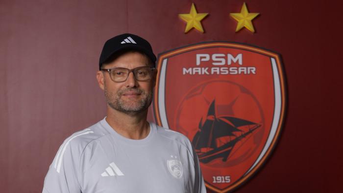 SUPER LEAGUE - Pelatih PSM Makassar Tomas Trucha saat diperkenalkan di Official Store PSM, Jl Balaikota, Makassar, Selasa (28/10/2025). Tomas Trucha belum bisa mendampingi skuad PSM saat menghadapi Madura United pada pekan 11 Super League di Stadion BJ Habibie, Minggu (2/11/2025).