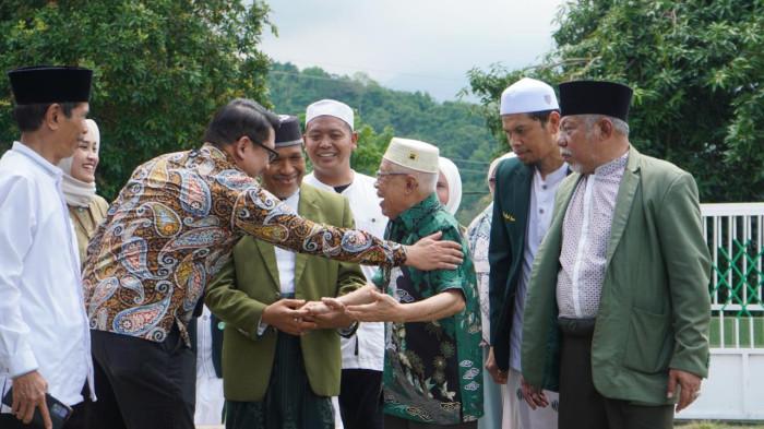 ALUMNI SENIOR - Pemnbina Ponpes DDI Mangkoso menyambut Haji Abidin Syam, pengusaha sukses di Papua, yang juga santri senior DDI Mangkoso (tahun 1950-1960-an) di Kampus 2 Putra Tonrongnge, Kabupaten Barru, Sulawesi Selatan, Rabu, 22 Oktober 2025. Haji Abidin Syam ke Kamous 2 Putra Tonrongnge sekaligus untuk meletakkan batu pertama pembangunan Masjid Raya Ahlussuffah dimana dia menjadi donatur utamanya dengan menyerahkan cek senilai Rp10 Miliar, dirangkaikan peringatan Hari Santri Nasional 2025 yang dihadiri PEMBUKTIAN BERKAH - Haji Abidin Syam, pengusaha sukses di Papua, yang juga santri DDI Mangkoso tahun 1950-1960-an, berbagi kisah keberkahan pesantren yang didirikan Anregurutta Abdurrahman Ambo Dalle dan Anregurutta Amberi Said di acara peletakan batu pertama pembangunan Masjid Raya Ahlussuffah Kampus 2 Putra Tonrongnge di Bukit Tonrongnge, Kabupaten Barru, Sulawesi Selatan, Rabu, 22 Oktober 2025. Acara ini dirangkaikan Perayaan Hari Santri Nasional 2025 yang juga dihadiri  Anregurutta Prof Dr KH M Faried Wadjedy, Kepala Kanwil Kemenag Sulsel Ali Yafid, Kepala TU Kanwil Kemenag Sulsel H Aminuddin, Kepala Bidang PD Pontren Kemenag Sulsel Dr H Muhammad Yunus, dan Kepala Kantor Kemenag Kabupaten Barru Jamaruddin.