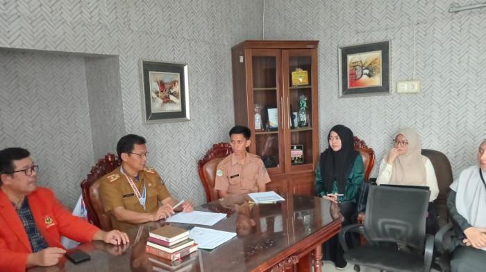 LPPM UNHAS - Ketua Tim Pengabdian LPPM Unhas, Dr Muh Iqbal Latief MSi didampngi Kasubag Bapenda UPT Parepare, Andi Tawakkal, sosialisasi peningkatan kepatuhan membayar pajak berbasis kelompok sosial di Parepare, Senin sian, 27 Oktober 2025. Acara ini kerja sama LPPM Unhas dengan Bapenda UPT Parepare.