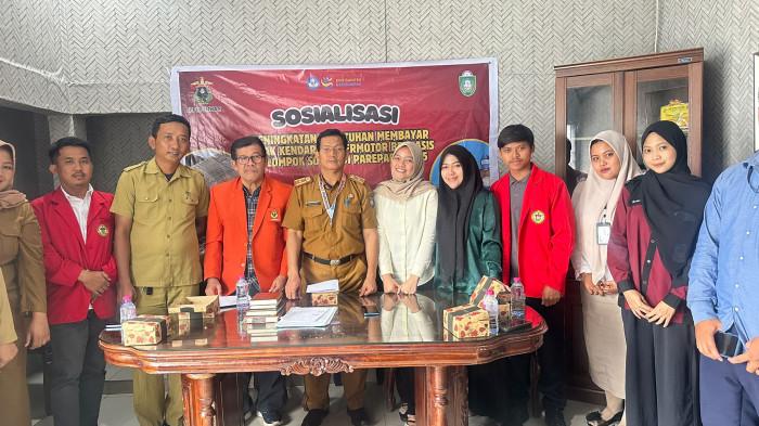 LPPM UNHAS - Ketua Tim Pengabdian LPPM Unhas, Dr Muh Iqbal Latief MSi, bersama anggota tim dan pejabat Bapenda UPT Parepare di sela sosialisasi peningkatan kepatuhan membayar pajak berbasis kelompok sosial di Parepare, Senin sian, 27 Oktober 2025. Acara ini kerja sama LPPM Unhas dengan Bapenda UPT Parepare.