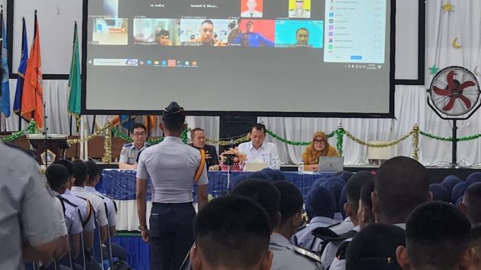 KULIAH UMUM - Komisioner Badan Nasional Sertifikasi Profesi (BNSP), Prof Dr Amilin, CRMP, saat memberikan kuliah umum di Politeknik Maritim AMI Makassar (Polimarim), Jumat (31/10/2025).
Prof Amilin menegaskan bahwa kemampuan nyata dan sertifikasi profesi kini menjadi penentu utama daya saing lulusan di dunia industri, khususnya sektor maritim dan logistik.