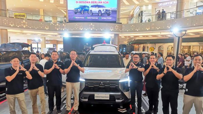 MITSUBISHI DESTINATOR - PT Mitsubishi Motors Krama Yudha Sales Indonesia (MMKSI) resmi meluncurkan All-New Mitsubishi Destinator di Makassar pada ajang Mitsubishi Motors Large Auto Show yang digelar di Trans Studio Mall, 31 Juli hingga 3 Agustus 2025. All-New Mitsubishi Destinator hadir sebagai SUV keluarga berkapasitas tujuh penumpang dengan desain premium dan performa tangguh, sekaligus menjadi model ketiga yang dikembangkan di Indonesia setelah Xpander dan Xforce.