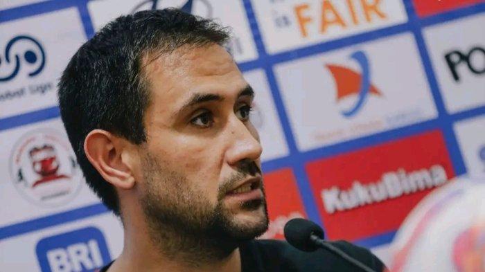 PSM MAKASSAR - Asisten Pelatih PSM Makassar, Paulo Renato saat konferensi pers jelang melawan Madura United di Ruang Presscon Stadion Gelora Bangkalan, Madura, Jawa Timur, Sabtu (1/3/2025). Paulo Renato menggantikan Bernardo Tavares memimpin PSM Makassar.