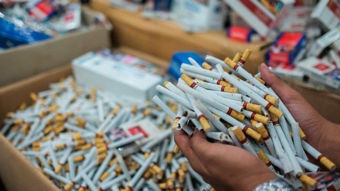 ROKOK ILEGAL - Rokok ilegal harga murah beredar di Sulsel. Warga Jeneponto mengaku memilih beli rokok ilegal dibanding rokok legal karena harganya lebih murah.