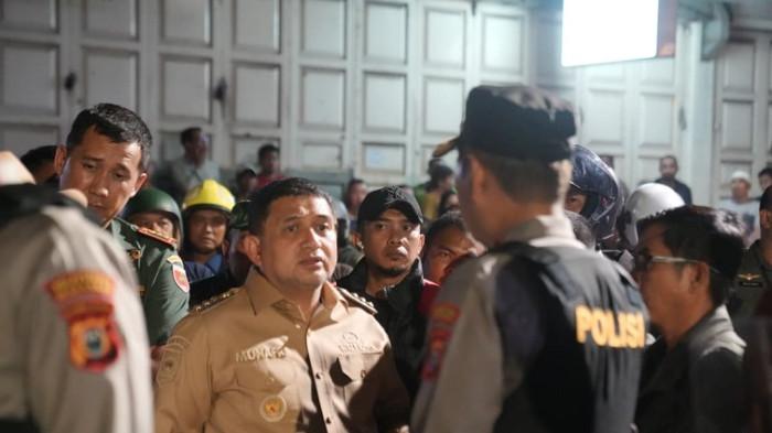 Wali Kota Makassar Munafri Arifuddin meninjau lokasi kerusuhan perang kelompok di Jalan Kandea 3, Kelurahan Bunga Eja, Kecamatan Tallo, Selasa (23/9/2025) malam, sekitar pukul 19.40 WITA.