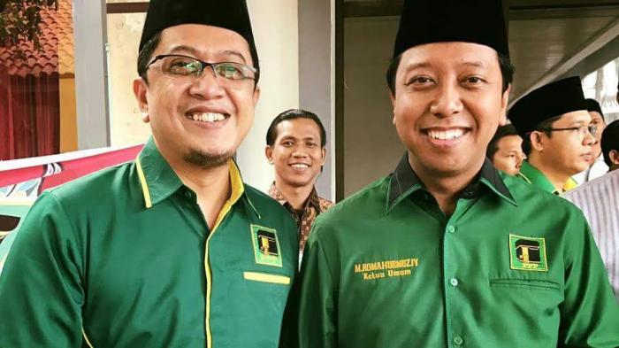 Ketua Umum Dewan Pimpinan Pusat (DPP) Partai Persatuan Pembangunan (PPP) Romahurmuzy memberi ucapan selamat ulang tahun ke-50 kepada Andi Nurhidayati.
Ucapan selamat ulang tahun disampaikan melalui selebaran kertas berwarnah putih yang dikirim ke Tribun Timur, Senin (14/11/2016).
Gus Romy sapaan Romahurmuzy didampingi Wakil Ketua Bappilu DPW PPP Sulsel Rizal Syamsuddin terlihat tersenyum sembari memegang kertas bertulis selamat ulang tahun kepada Andi Nurhidayati.