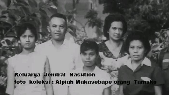 SAKSI G30S - Potret sosok Alpiah Makasebape semasa hidup bersama Jenderal A.H Nasution sekeluarga. Alpiah atau Oma Tintang merupakan Pengasuh Ade Irma Suryani asal dari Sangihe-Sulut