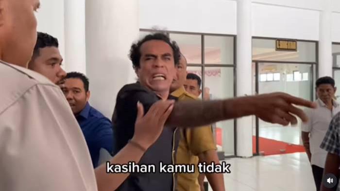 DPRD LEMBATA - Anggota DPRD Lembata John Batafor (kemeja hitam) saat meluapkan kekesalannya karena sikap dari rekan-rekan DPRD Lembata di kantor DPRD Kabupaten Lembata, Jalan Trans Lembata, Lewoleba Tengah, Kecamatan Nubatukan, Kabupaten Lembata, NTT, Senin (8/9/2025). John yang tengah dilerai beberapa orang tak berhenti mencurahkan semua uneg-unegnya. Pada momen itu John membeberkan situasi masyarakat yang ia temui sebelumnya.