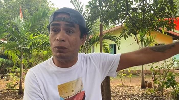 DPRD LEMBATA - Anggota DPRD Lembata John Batafor saat wawancara untuk klarifikasi aksinya di kantor DPRD Kabupaten Lembata, Jalan Trans Lembata, Lewoleba Tengah, Kecamatan Nubatukan, Kabupaten Lembata, NTT, Senin (8/9/2025).Pada momen itu John menyebut, bahwa sikapnya tersebut untuk masa depan rakyat untuk hidup sejahtera.