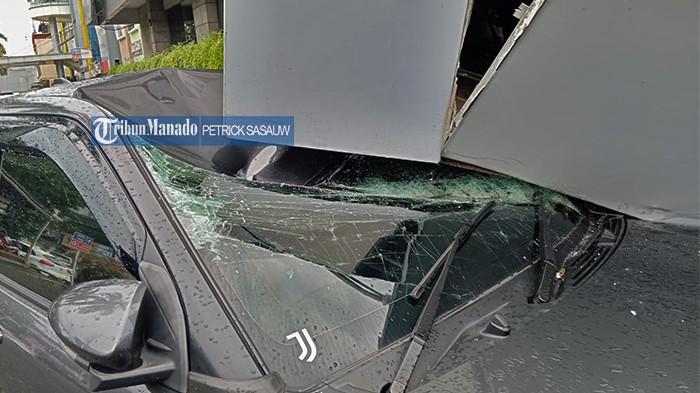 AMBRUK - Bangunan teras atau kanopi di Bahu Mall Manado, Sulut ambruk, Jumat (19/9/2025) sian. Satu mobil tertimpa reruntuhan bangunan. (Petrick Sasauw/Tribun Manado)