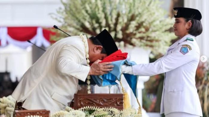 PASKIBRAKA - Bianca Alessia Lantang bertugas menjadi pembawa baki Paskibraka Nasional 2025 dalam upacara Kemerdekaan ke-80 RI di Istana Merdeka, Minggu (17/8/2025). Momen Bianca menerima bendera pusaka merah putih dari Presiden Prabowo Subianto. Sejenak Presiden Prabowo menundukkan kepala di bendera merah putih.