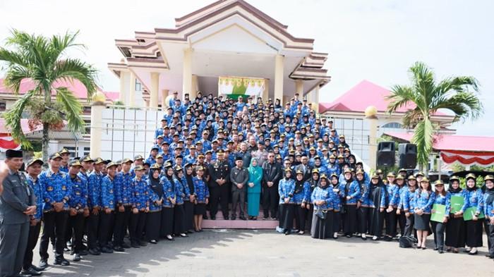 SURAT KEPUTUSAN: Bupati Bolmong Yusra Alhabsyi saat mengabadikan momen bersama 194 PPPK yang baru saja menerima SK. Penyerahan SK 194 PPPK Bolmong ini dilaksanakan usai upacara Peringatan Hari Sumpah Pemuda di halaman kantor Bupati.