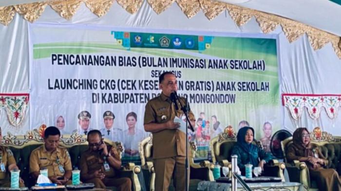 BIAS - Bupati Bolmong Yusra Alhabsyi saat memantau pelaksanaan BIAS yang dipusatkan di SDN 1 Mongkoinit, Bolmong, Sulawesi Utara Selasa (05/08/2025).