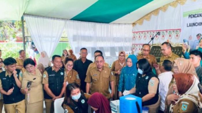 BIAS - Bupati Bolmong Yusra Alhabsyi saat memantau pelaksanaan BIAS yang dipusatkan di SDN 1 Mongkoinit, Bolmong, Sulawesi Utara Selasa (05/08/2025).