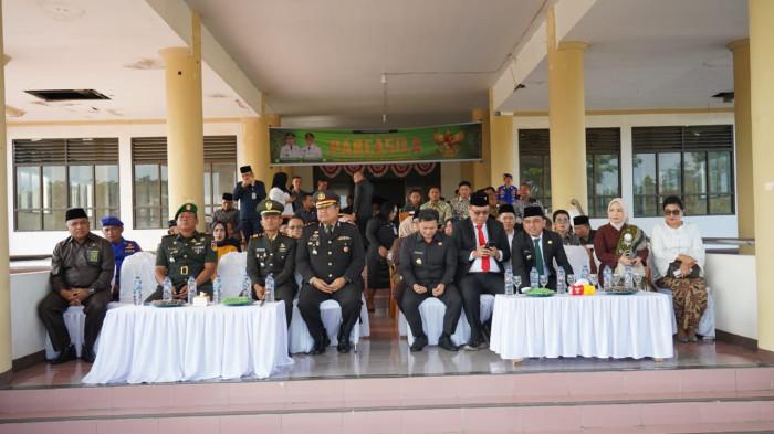 UPACARA - Bupati Bolmong Yusra Alhabsyi saat memimpin upacara peringatan hari kesaktian Pancasila, di halaman kantor Bupati Rabu (01/10/2025).