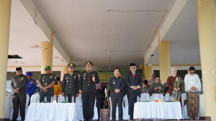 UPACARA - Bupati Bolmong Yusra Alhabsyi saat memimpin upacara peringatan hari kesaktian Pancasila, di halaman kantor Bupati Rabu (01/10/2025).