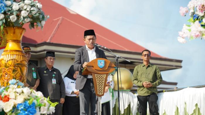 UPACARA - Bupati Bolmong Yusra Alhabsyi saat memimpin upacara peringatan hari kesaktian Pancasila, di halaman kantor Bupati, Rabu (1/10/2025).