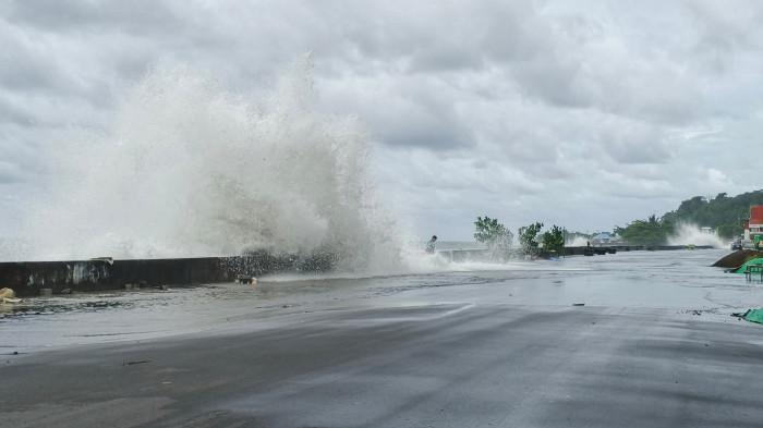 CUACA EKSTREM - Cuaca ekstrem melanda wilayah Kabupaten Kepulauan Sangihe, Sulawesi Utara, Kamis (30/10/2025)