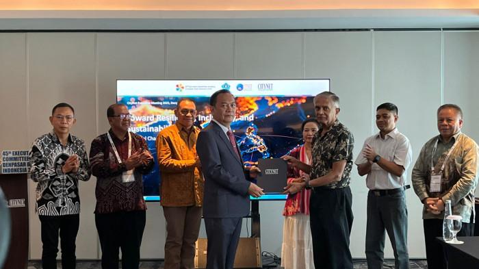 PENGUKUHAN - Wali Kota Tomohon, Sulawesi Utara (Sulut) Caroll J.A. Senduk resmi dikukuhkan sebagai Presiden Citynet National Chapter Indonesia (NCI) periode 2025–2029. Pengukuhan dilakukan oleh Sekretaris Jenderal Citynet Asia Pacific, Vijay Jagannathan, didampingi Deputi Sekjen Citynet NCI, Dr. Aisa Tobing, serta disaksikan oleh CEO Citynet, Mr. Jae Bok Chang