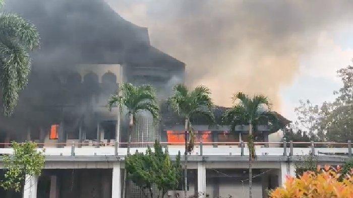 DPRD NTB TERBAKAR - Sabtu 30 Agustus 2025, gedung DPRD NTB dibakar massa. Teriakan