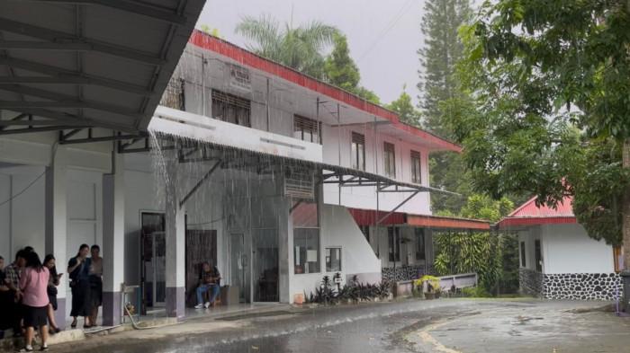 DUGAAN KERACUNAN MAKANAN - Suasana di Fakultas Teologi Universitas Kristen Indonesia Tomohon (UKIT), Sulawesi Utara, Jumat (12/9/2025). Puluhan mahasiswa di Fakultas ini diduga alami keracunan makanan.