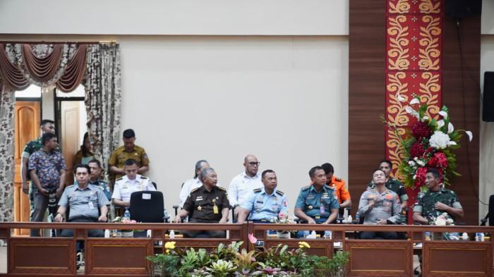 KUA PPAS - Gubernur Yulius saat menghadiri Rapat Paripurna DPRD Provinsi Sulut dalam rangka Penyampaian dan Penjelasan Kebijakan Umum Anggaran (KUA) dan Prioritas Plafon Anggaran Sementara (PPAS) APBD Tahun Anggaran 2026, di Ruang Rapat Paripurna DPRD Sulut, Senin (27/10/2025).