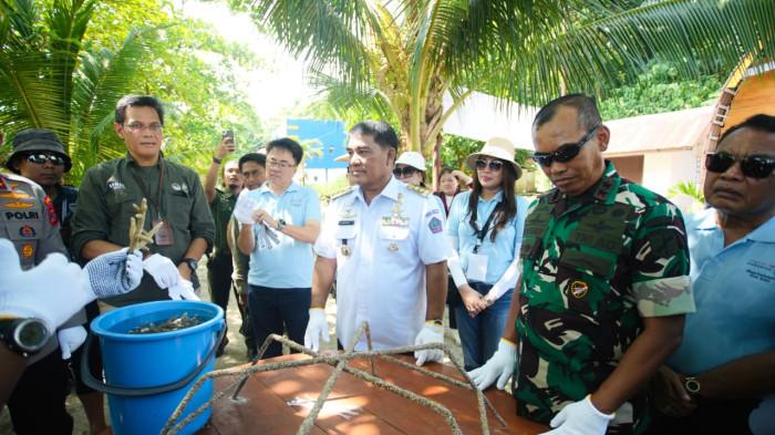 SERUKAN: Gubernur Sulawesi Utara Yulius Selvanus Komaling (YSK) meninjau langsung kondisi Pulau Bunaken dengan cara unik namun sarat makna — menggunakan motor tiga roda, Rabu (22/10/2025).